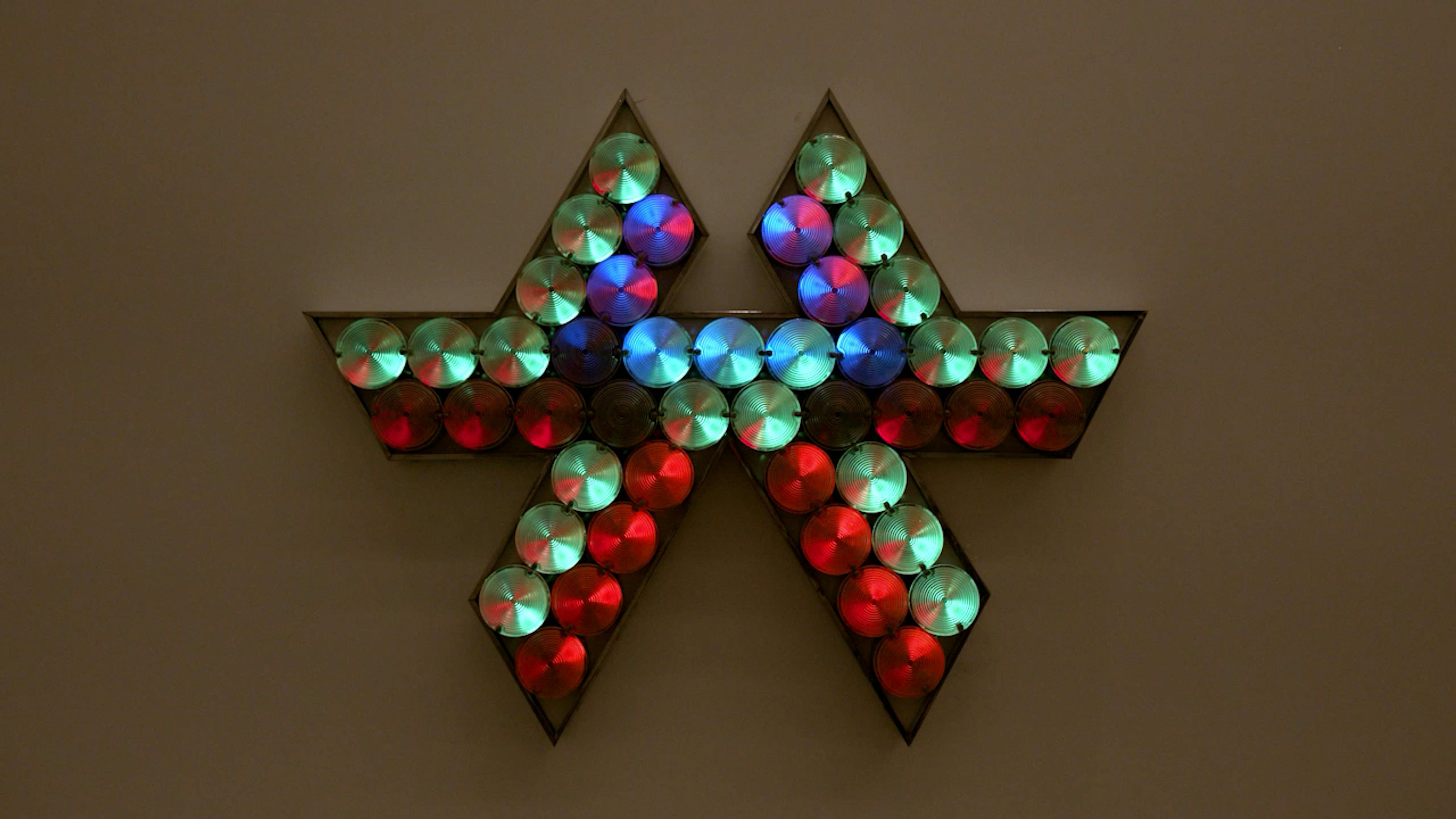 An electronically powered light sculpture with different color lightbulbs lighting up in different sequences.