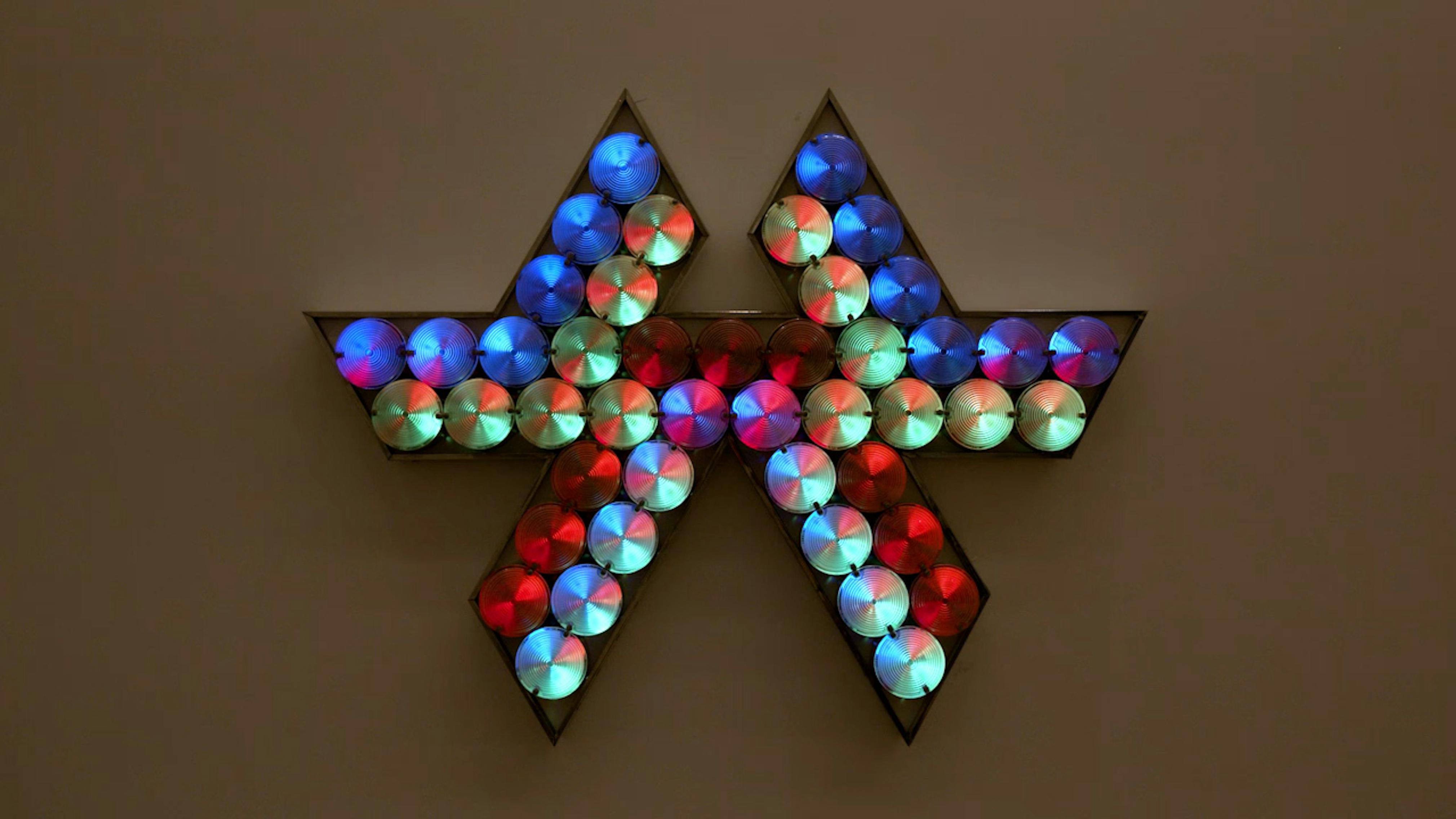 An electronically powered light sculpture with different color lightbulbs lighting up in different sequences.