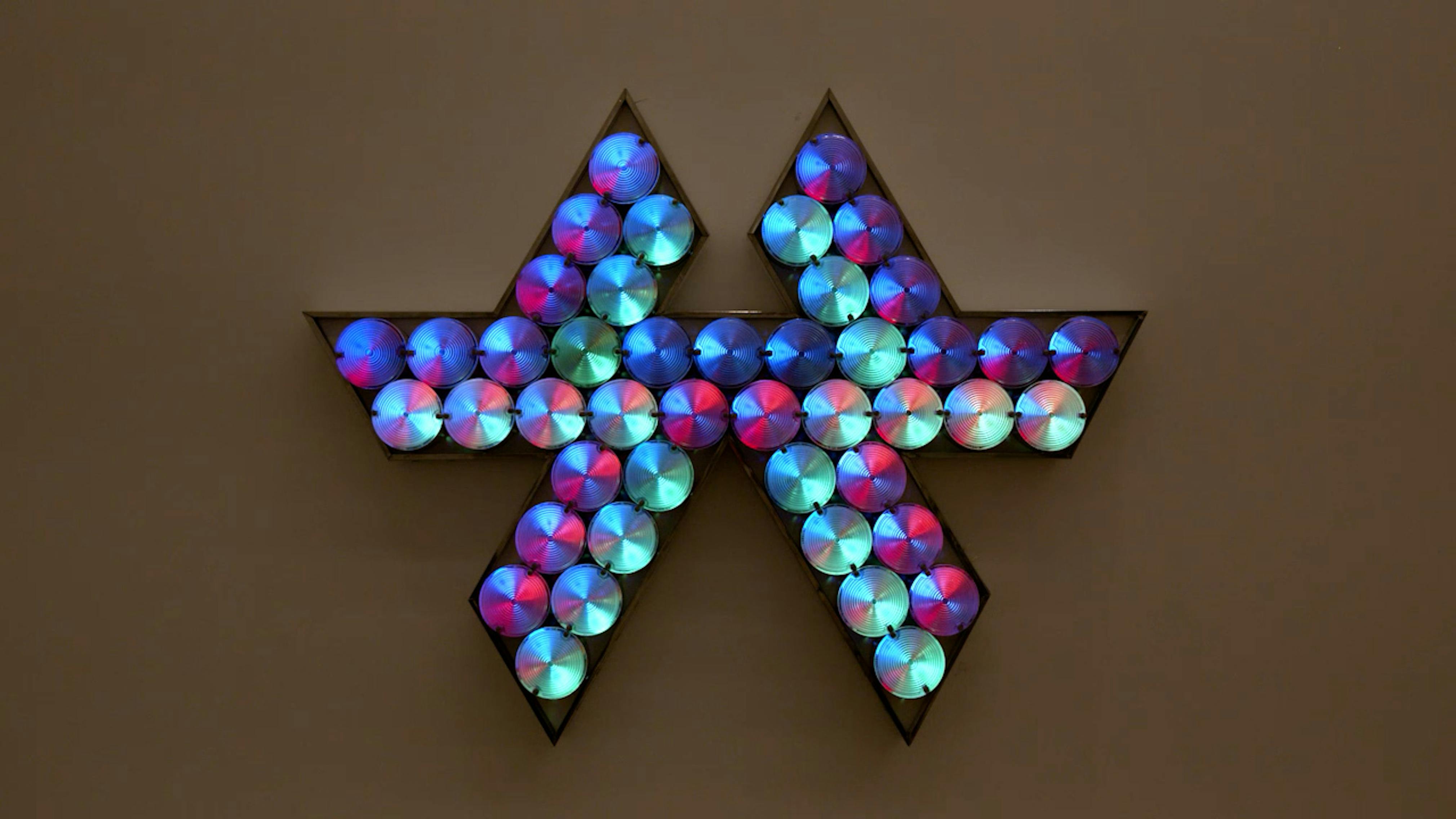 An electronically powered light sculpture with different color lightbulbs lighting up in different sequences.