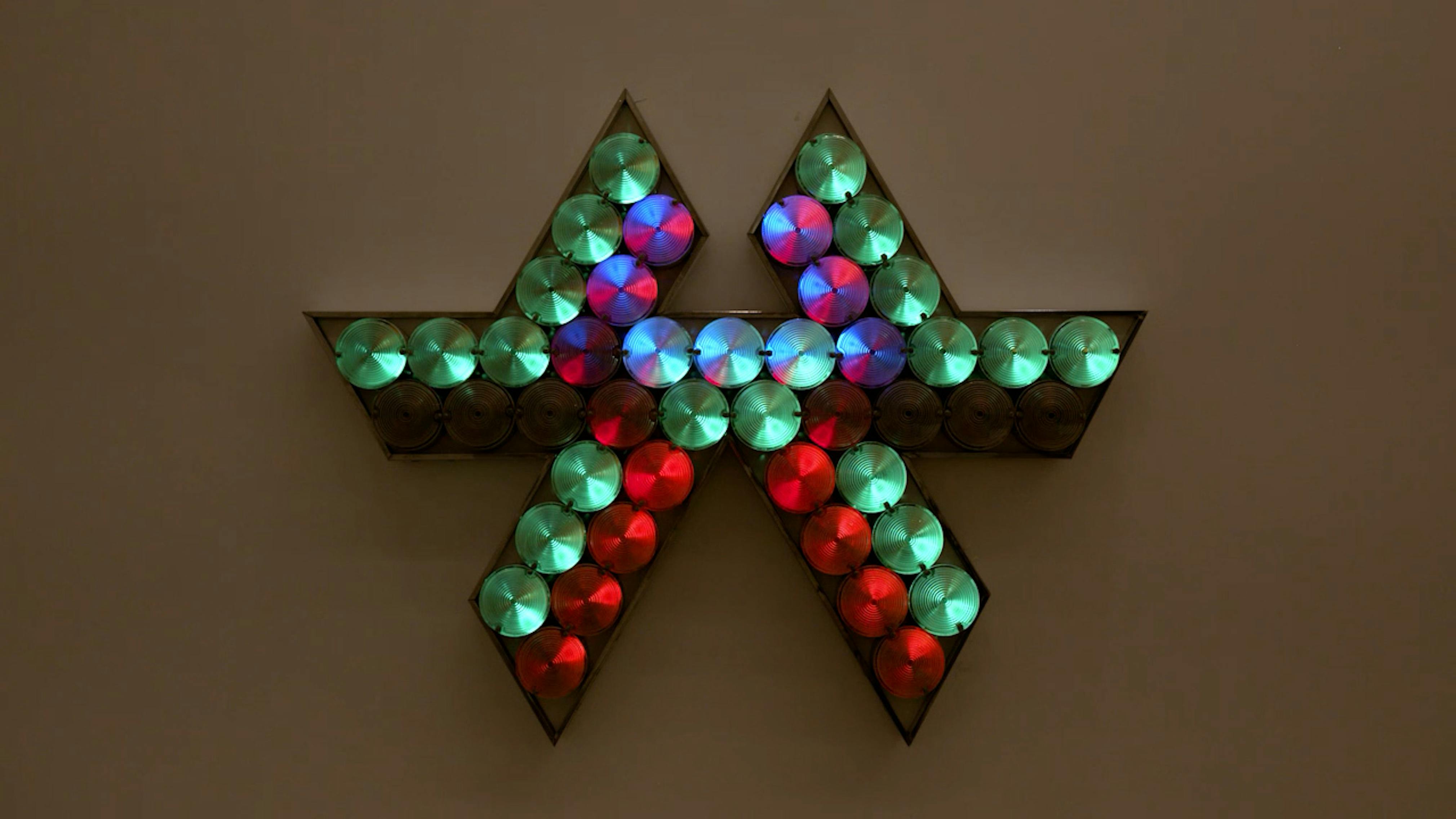 An electronically powered light sculpture with different color lightbulbs lighting up in different sequences.