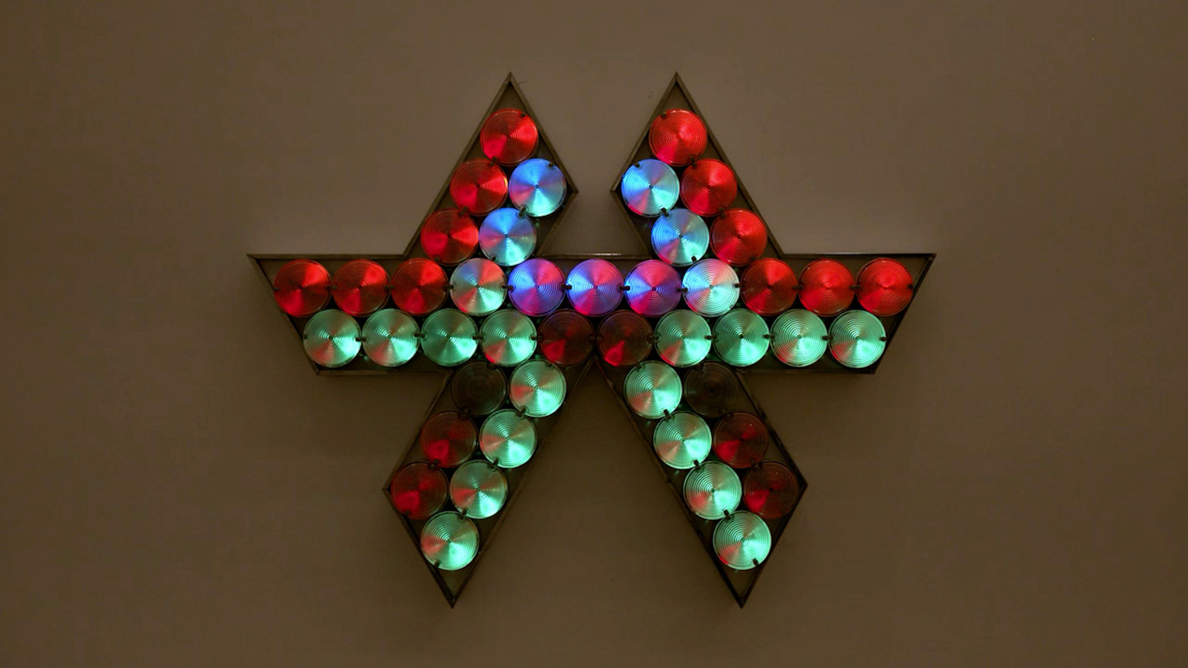 An electronically powered light sculpture with different color lightbulbs lighting up in different sequences.